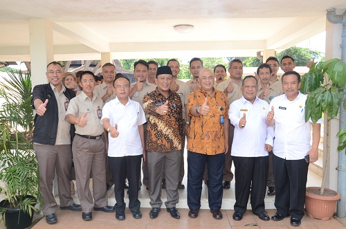 Direktur Utama Pupuk Kujang (batik kanan) & Wakil Bupati Karawang (batik kiri) usai kunjungan, bersama jajaran Direksi PKC, Eselon 1 dan Eselon 2 Pupuk Kujang
