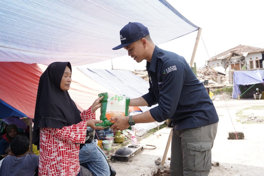 Karyawan Pupuk Kujang memberikan bantuan kepada penyintas gempa Cianjur di Posko bencana Pupuk Kujang 