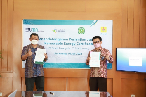FOTO : Manajer PLN UP3 PLN Karawang, Imam Ahmadi (kiri) dan Direktur Operasi dan Produksi Pupuk Kujang, Robert Sarjaka (kanan) saat menandatangani Perjanjian Jual Beli Renewable Energy Certificate (REC) atau listrik EBT di kantor PLN UP3 Karawang 