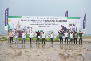 Staf Khusus III Menteri BUMN, Arya Sinulingga menanam padi bersama direksi Pupuk Indonesia, Pupuk Kujang dan Pupuk Indonesia Pangan di Rawamerta (ra/KP) 