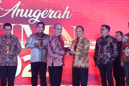 Direktur Utama Pupuk Kujang, Maryadi saat menerima penghargaan CEO terbaik di bidang Digital Transformation Excellent kategori anak perusahaan BUMN dalam ajang Anugerah BUUMN 2023