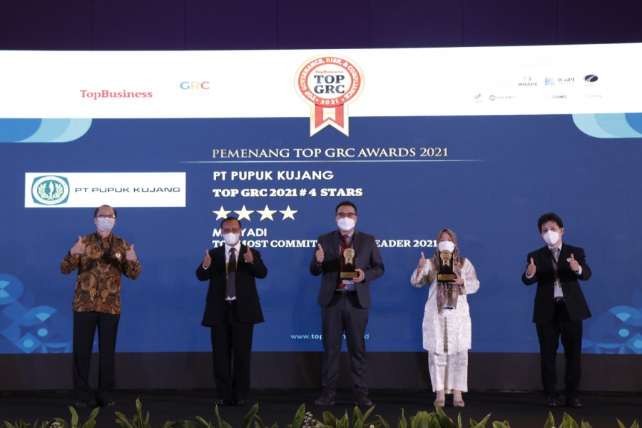 Widyanto, VP Manajemen Risiko dan Tata Kelola Pupuk Kujang saat menerima piala TOP GRC Awards 2021