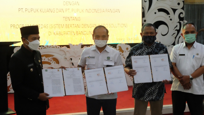 Direktur PT Pupuk Kujang, Maryadi usai meneken MoU dengan Bupati Kabupaten Bandung, Dadang Supriatna