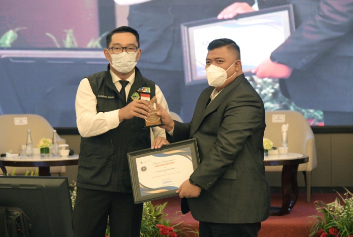 VP PKBL Pupuk Kujang, Agung Gustiawan saat menerima penghargaan CSR dari Gubernur Jawa Barat, Ridwan Kamil. Pupuk Kujang dinilai menyalurkan CSR dengan tepat sasaran untuk kepentingan masyarakat Jawa Barat. (dn/KP)