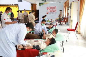 Jajaran direksi dan karyawan Pupuk Kujang saat mendonorkan darah mereka (ra/KP)