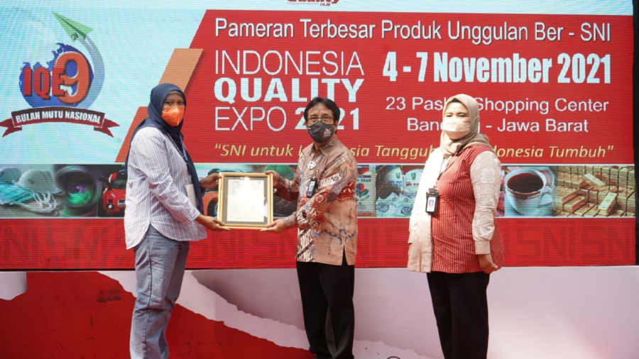foto : Kepala BSN Kukuh S Achmad menyerahkan sertifikat SNI kepada Euis Dedah, owner PD Griya Rosydan saat pameran Indonesia Quality Expo 2021 di Bandung, Kamis (4/11/2021). Pupuk Kujang mendampingi Euis Dedah hingga beras Griya Rosydan mendapat sertifikat SNI dari BSN. (dp/KP)