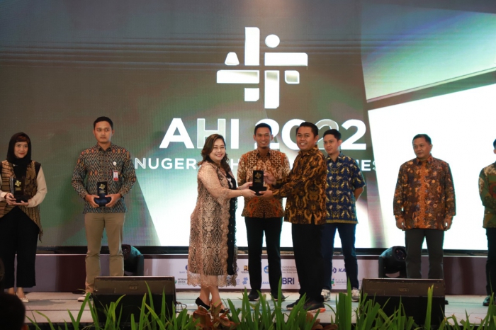FOTO : Ahmad Fauzi dari Departemen Komunikasi Perusahaan saat menerima trophy Anugerah Humas Indonesia 2022 