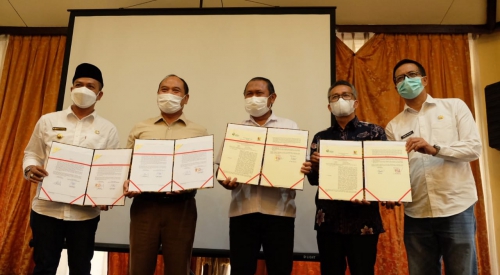 Bupati Kabupaten Bandung, Dadang Supriatna (kiri) bersama Dirut Pupuk Kujang, Maryadi (tengah) dan Dirut PI Pangan, Budiono (kanan) usai penandatanganan MoU (13/10/2021)