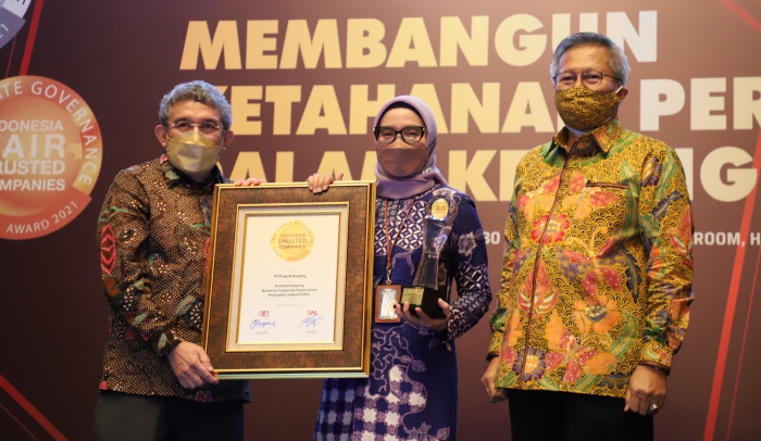 Direktur Keuangan dan Umum Pupuk Kujang, Yuni Setyaningrum menerima penghargaan dari Majalah SWA dan The Indonesian Institute for Corporate Governance (IICG) dalam ajang Indonesia Good Corporate Goernance Award 2021 di Hotel Shang Ri La, Jakarta, Rabu (8/12/2021)